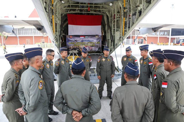 Sejumlah kru pesawat Hercules C-130J TNI AU melakukan koordinasi usai upacara keberangkatan bantuan kemanusiaan untuk Palestina di Lanud Halim Perdanakusuma, Jakarta, Jumat (29/3/2024). Foto: Asprilla Dwi Adha/ANTARA FOTO