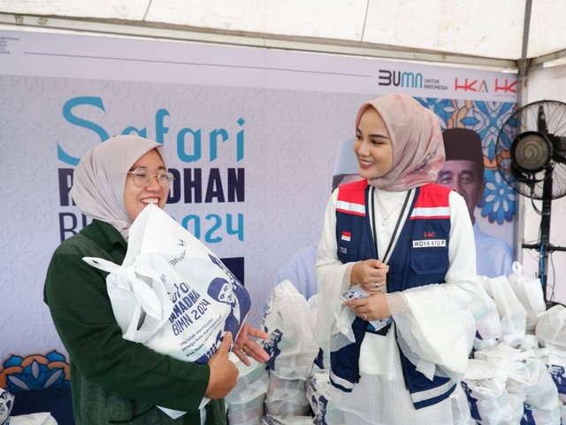 PT Hutama Karya menggelar Safari Ramadan BUMN 2024 dengan menyediakan 1.000 paket sembako murah kepada masyarakat di Lapangan Merdeka, Kecamatan Gunung Sugih, Lampung Tengah, Lampung, Kamis (28/3). Foto: Dok. Hutama Karya