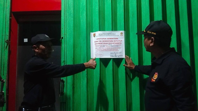 Salah satu tempat hiburan di Kota Semarang disegel Satuan Polisi Pamong Praja (Satpol PP) karena melanggar aturan jam buka selama Ramadan, Jumat (29/3/2024) dini hari. Foto: Dok. Istimewa