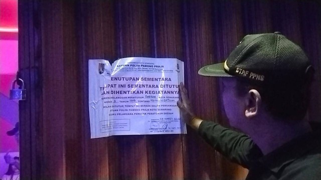 Salah satu tempat hiburan di Kota Semarang disegel Satuan Polisi Pamong Praja (Satpol PP) karena melanggar aturan jam buka selama Ramadan, Jumat (29/3/2024) dini hari. Foto: Dok. Istimewa