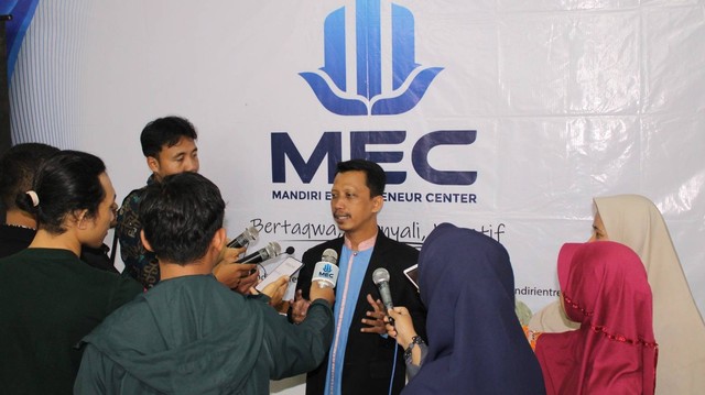 Direktur MEC, M. Arif membuka PPDB Mahasiswa Baru ahun ajaran 2024/2025.