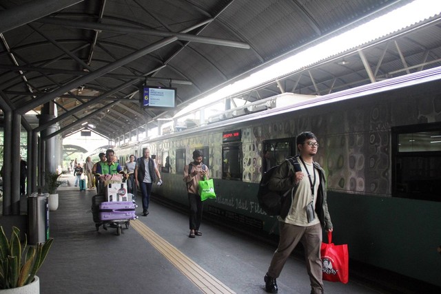 Penumpang di stasiun Surabaya Gubeng. Foto: Masruroh/Basra