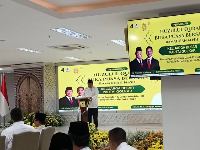 Sambutan Ketua Umum Partai Golkar, Airlangga Hartarto dalam acara "Peringatan Nuzulul Quran dan Buka Puasa Bersama Keluarga Besar Partai Golkar" di Kantor DPP Partai Golkar, Jakarta Barat, Jumat (29/3). Foto: Zamachsyari/kumparan