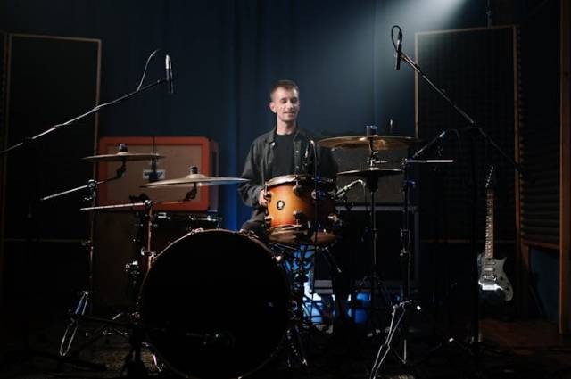 Ilustrasi latihan dasar bermain drum, sumber foto: cottonbro studio by pexels.com