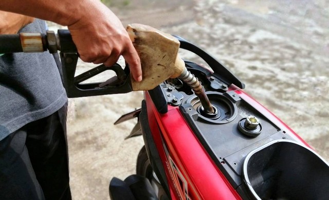 Ilustrasi motor matik isi bensin. Foto: Shutterstock