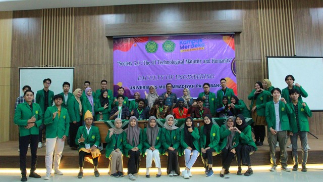 Foto bersama Dekan Fakultas Teknik beserta Dosen dan Mahasiswa. (26/03/24). Dok.foto: Fakultas Teknik