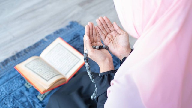 Ilustrasi perempuan sedang beribadah. Foto: Shutterstock