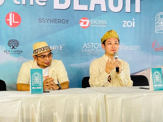 Rio Motret bersama Kepala Dinas Pariwisata Provinsi Lampung Boby Irawan dalam konferensi pers. | Foto : Almuhtarom / Lampung Geh