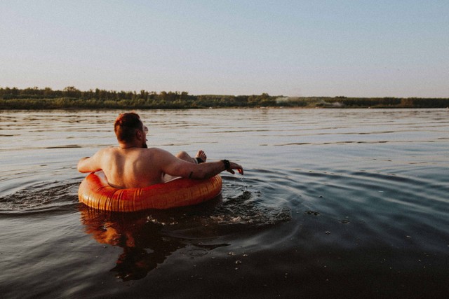 Wisata river tubing di Yogyakarta. Foto hanya ilustrasi, bukan tempat sebenarnya. Sumber: unsplash.com