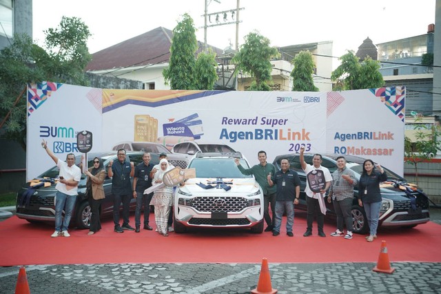 BRI bagikan hadiah untuk AgenBRILink. Foto: Dok. BRI