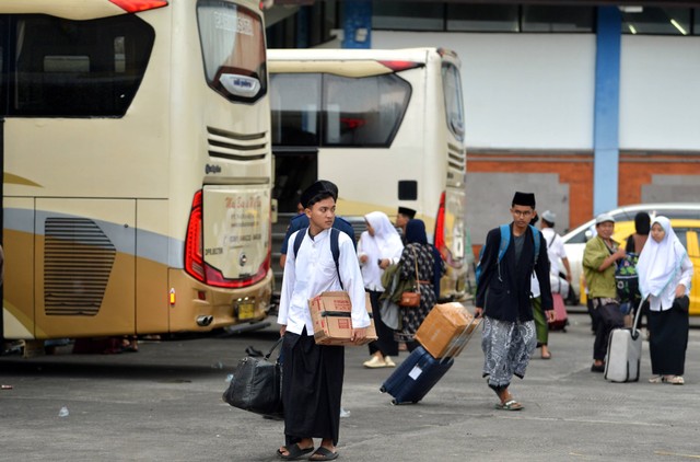 Sejumlah santri asal Bali yang menjalani pendidikan di Pondok Pesantren Darussalam Blokagung, Banyuwangi, Jawa Timur tiba di Terminal Mengwi, Badung, Bali, Kamis (28/3/2024). Foto: ANTARA FOTO/Fikri Yusuf