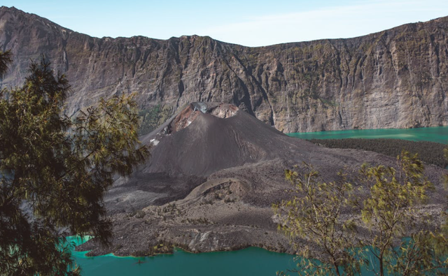 Kawah rengganis private hiking. Foto hanya ilustrasi, bukan tempat sebenarnya. Sumber: Pexels/Roman Odintsov