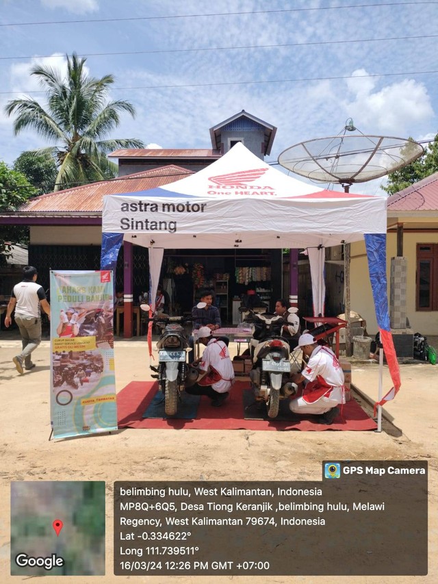 Tim Asmo Kalbar berikan serivis dan oli gratis untuk warga yang terdampak banjir di beberapa kabupaten di Kalbar. Foto: Dok. Astra Motor Kalbar