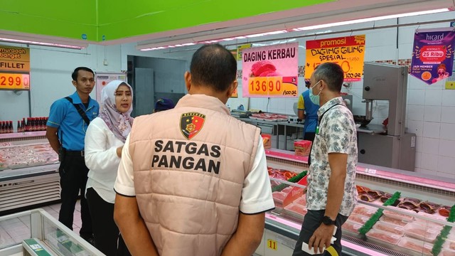 Satgas Pangan Polri melakukan inspeksi mendadak ke sejumlah pasar tradisional dan ritel modern di Kalimantan Tengah, Sabtu (30/3/2024). Foto: Dok. Polri