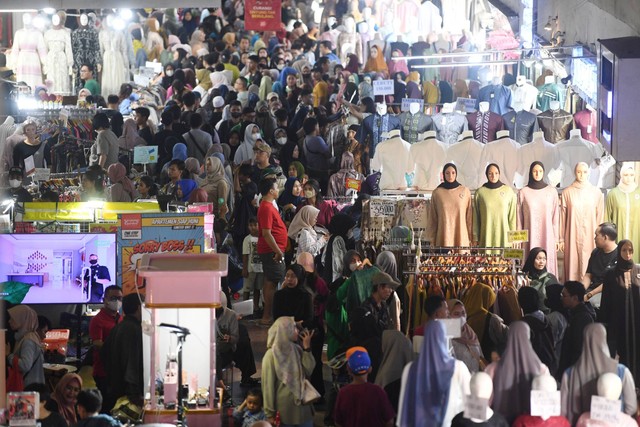 Masyarakat memadati Pasar Tanah Abang untuk berbelanja kebutuhan Lebaran di Jakarta, Sabtu (30/3/2024). Foto: Akbar Nugroho Gumay/ANTARA FOTO