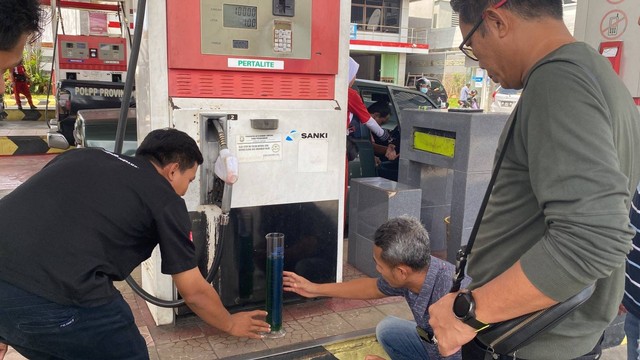 Polresta Bandar Lampung saat melakukan pengecekan di sejumlah SPBU di wilayah Bandar Lampung. | Foto: Dok Polresta Bandar Lampung