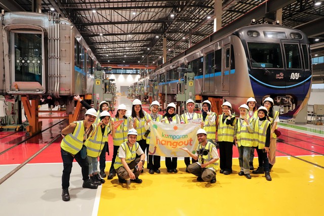 Peserta kumparan Hangout berfoto bersama di Depo MRT Lebak Bulus, Jakarta, Sabtu (30/3/2024). Foto: Syawal Darisman/kumparan