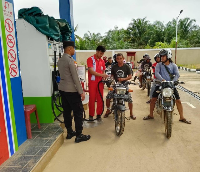 Polres Sekadau melakukan pengawasan dan memberikan imbauan di SPBU. Foto: Dok. Polres Sekadau