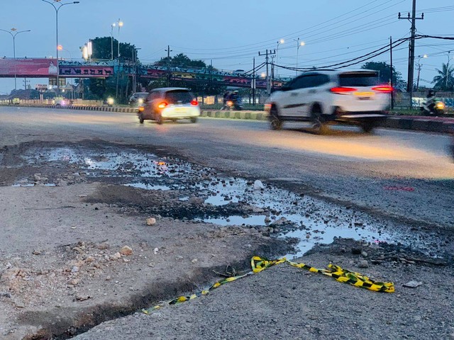 Lubang yang sebabkan pemotor jatuh, Sabtu (30/3/2024) | Foto: Roza Hariqo / Lampung Geh