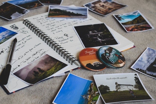 Ilustrasi cara membuat scrapbook. Sumber foto: pexels/charan sai.