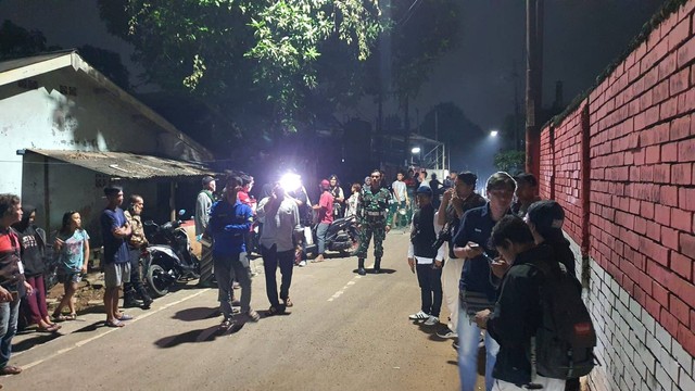 Suasana di depan gudang amunisi di Desa Ciangsana, Kecamatan Gunung Putri, Kabupaten Bogor. Dok: kumparan.