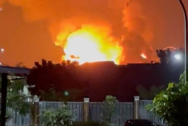 Ledakan gudang amunisi Gudmurah Jaya, Sabtu malam (30/3/2024). Foto: Dok. Istimewa