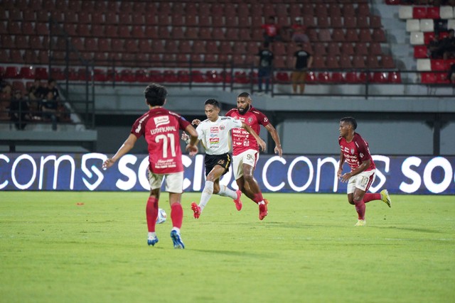 Duel Jefferson de Assis dengan Rizky Ridho saat Bali United vs Persija Jakarta dalam laga pekan ke-30 Liga 1 2023/24 di Stadion Kapten I Wayan Dipta pada 30 Maret 2024. Foto: Dok Persija Jakarta