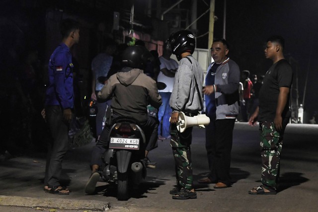 Sejumlah prajurit TNI berjaga saat terjadi kebakaran gudang amunisi Yon Armed 7/105 GS Bantar Gebang di Bekasi, Jawa Barat, Sabtu (30/3/2024). Foto: Fakhri Hermansyah/ANTARA FOTO