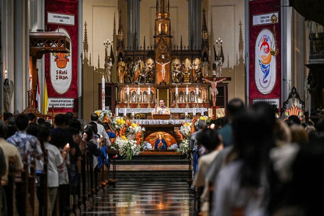 Umat Katolik mengikuti Misa Malam Paskah di Gereja Katedral, Jakarta, Sabtu (30/3/2024). Foto: Erlangga Bregas Prakoso/ANTARA FOTO