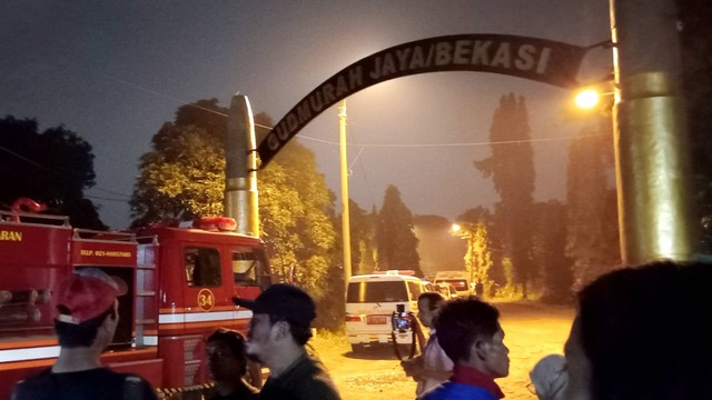 Kendaraan pemadam kebakaran berada di gerbang Gudmurah Jaya/Bekasi Ciangsana saat terjadi kebakaran gudang peluru di kawasan Gunung Putri, Bogor, Jawa Barat, Sabtu (30/3/2024). Foto: Iqbal Firdaus/kumparan