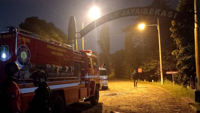 Kendaraan pemadam kebakaran berada di gerbang Gudmurah Jaya/Bekasi Ciangsana saat terjadi kebakaran gudang peluru di kawasan Gunung Putri, Bogor, Jawa Barat, Sabtu (30/3/2024). Foto: Iqbal Firdaus/kumparan