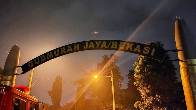 Gerbang Gudmurah Jaya, dekat lokasi ledakan Gudang Amunisi Batalyon Artileri Medan (Yonarmed) 07/155 GS Kodam Jaya, Bekasi, Jawa Barat, Sabtu (30/3/2024). Foto: Jonathan Devin/kumparan