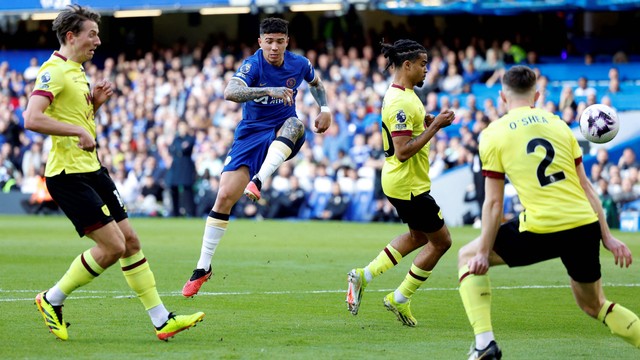 Aksi Enzo Fernandez saat laga Chelsea vs Burnley dalam lanjutan Liga Inggris 2023/24 di Stadion Stamford Bridge pada 30 Maret 2024. Foto: Action Images via Reuters/Peter Cziborra