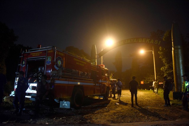 Kendaraan pemadam kebakaran berada di gerbang Gudmurah Jaya/Bekasi Ciangsana saat terjadi kebakaran gudang peluru di kawasan Gunung Putri, Bogor, Jawa Barat, Sabtu (30/3/2024). Foto: Muhammad Adimaja/ANTARA FOTO