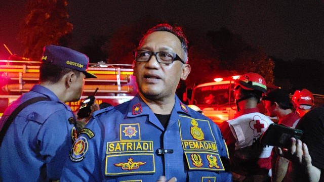 Kadis Gulkarmat DKI Jakarta Satriadi di lokasi ledakan gudang amunisi milik TNI, Minggu (31/3). Foto: Jonathan Devin/kumparan