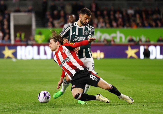 Bruno Fernandes duel dengan Mathias Jensen saat laga Brentford vs Manchester United (MU) dalam lanjutan Liga Inggris 2023/24 di Brentford Community Stadium, London, pada Minggu (31/3) dini hari WIB. Foto: Action Images via Reuters/Matthew Childs