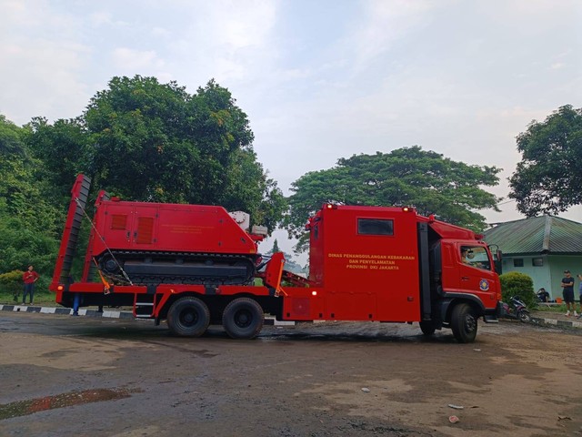 Mobil robot pemadam sudah ditarik keluar dari lokasi ledakan di Gudmurah Jaya/Bekasi, Minggu (31/3). Foto: Hedi/kumparan