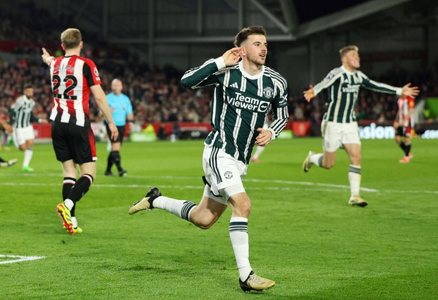 Mason Mount mencetak gol saat laga Brentford vs Manchester United (MU) dalam lanjutan Liga Inggris 2023/24 di Brentford Community Stadium, London, pada Minggu (31/3) dini hari WIB. Foto: REUTERS/Toby Melville