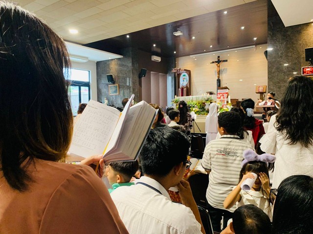 Perayaan Paskah di Gereja Katolik Kristus Raja Katedral Tanjung Karang, Bandar Lampung, Minggu (31/3/2024) | Foto: Roza Hariqo / Lampung Geh