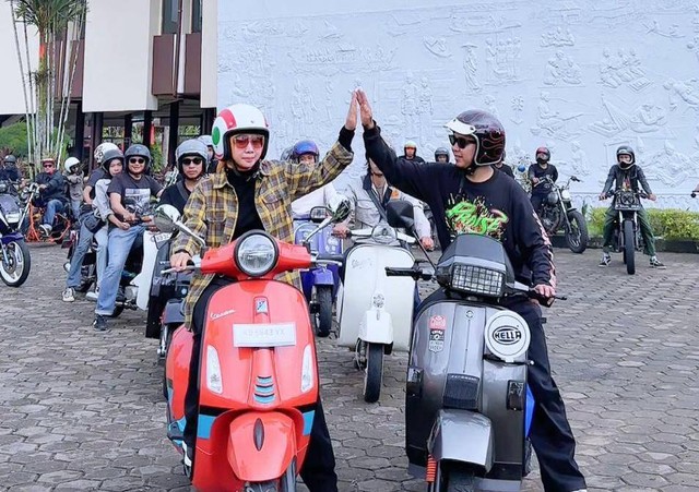 Kadis Pendidikan Kalbar, Rita Hastarita berbagi takjil bareng anak motor. Foto: Dok. Instagram @rita_bersamakalian