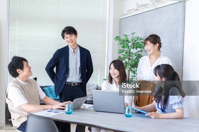 https://www.istockphoto.com/id/foto/pelaku-bisnis-yang-bekerja-di-kantor-gm1323510586-409138046