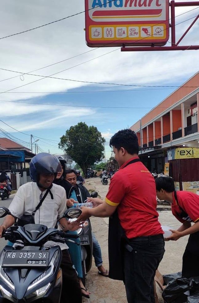 Alfamart berbagi paket berbuka puasa. Foto: Dok. Alfamart