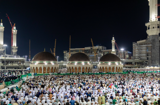 Salat Tahajud malam 21 Ramadan 1445 H di Masjidil Haram, Makkah Foto: gph.gov.sa