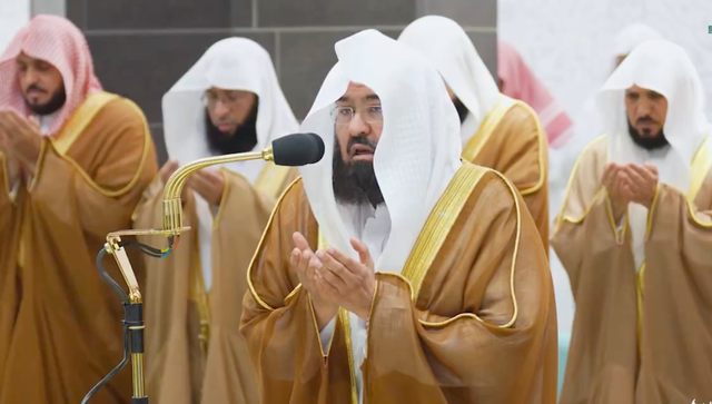 Syeikh Abdul Rahman Al-Sudais memimpin salat Tahajud di Masjidil Haram,Makkah, pada malam 21 Ramadan 1445 H Foto: gph.gov.sa
