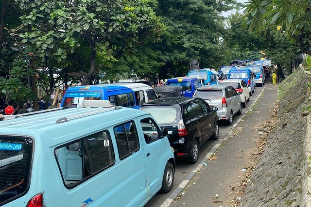 Situasi kemacetan di Jalan KS Tubun arah Stasiun Tanah Abang 2 pekan jelang Lebaran 2024, Minggu (31/3/2024) Foto: Ainun Nabila/kumparan