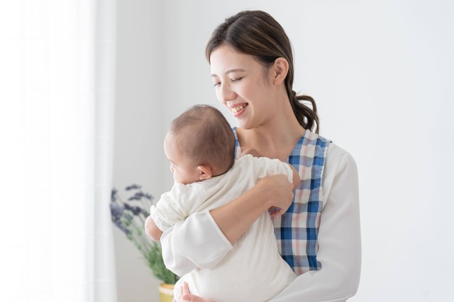 Ilustrasi bayi dan babysitter. Foto: polkadot_photo/Shutterstock