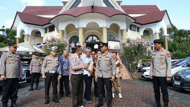 Kapolda Sulawesi Utara, Irjen Pol Yudhiawan, saat melakukan pemantauan langsung pengamanan ibadah Paskah di gereja-gereja.