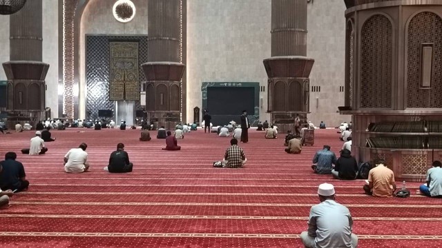 Suasana I'tikaf di Masjid Istiqlal Jakarta, Minggu (31/3/2024). Foto: Fadlan Nuril Fahmi/kumparan