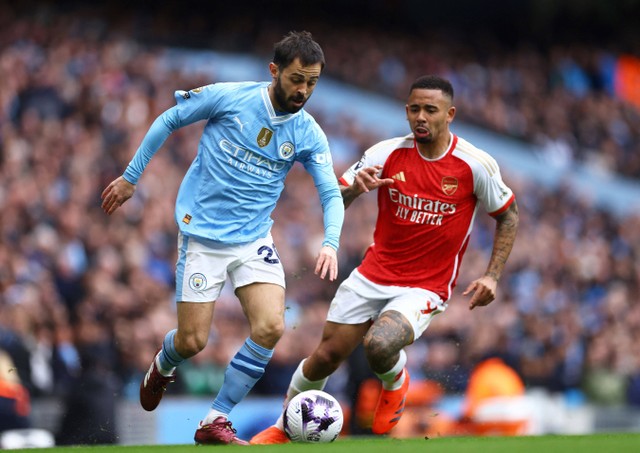 Duel Bernardo Silva dengan Gabriel Jesus saat laga Man City vs Arsenal dalam lanjutan Liga Inggris 2023/24 di Stadion Etihad pada Minggu (31/3) malam WIB.  Foto: REUTERS/Carl Recine