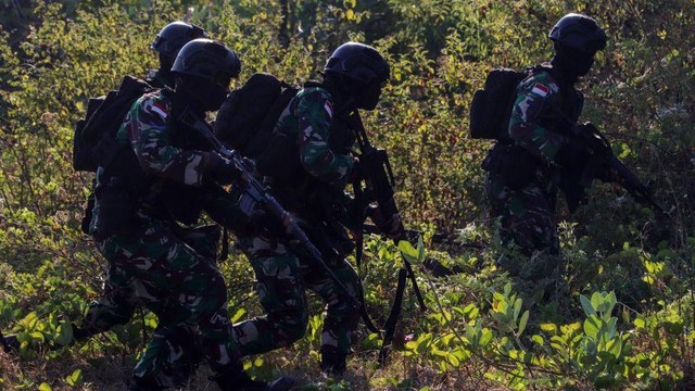 Ilustrasi. TNI membantah memiliki prosedur kekerasan dalam operasi mereka di Papua. Namun merujuk riset akademik, kekerasan aparat terhadap warga sipil, termasuk yang berujung kematian, terus berulang selama puluhan tahun.